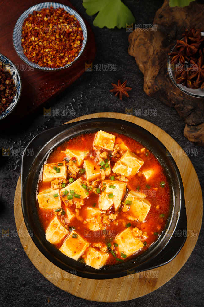 木板上放着一盘麻婆豆腐
