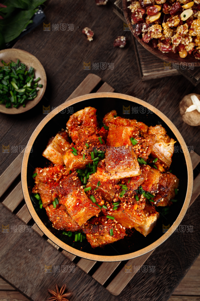 深底上放着一盘脆皮烤肉