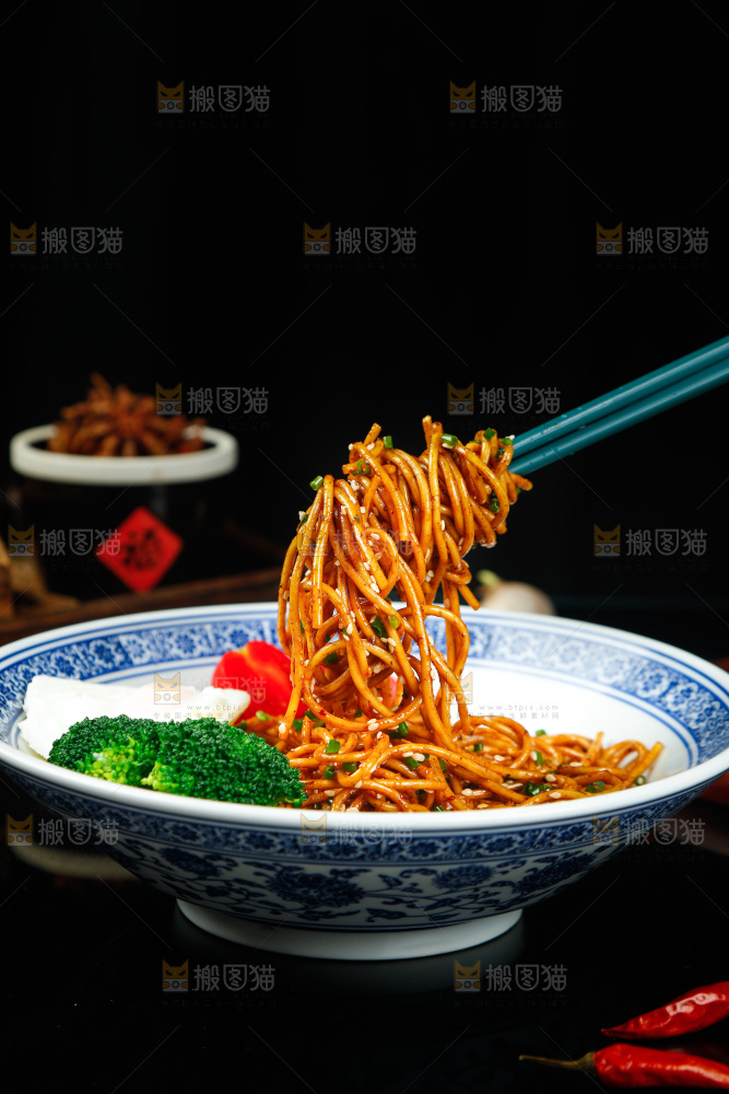 筷子上夹着面条