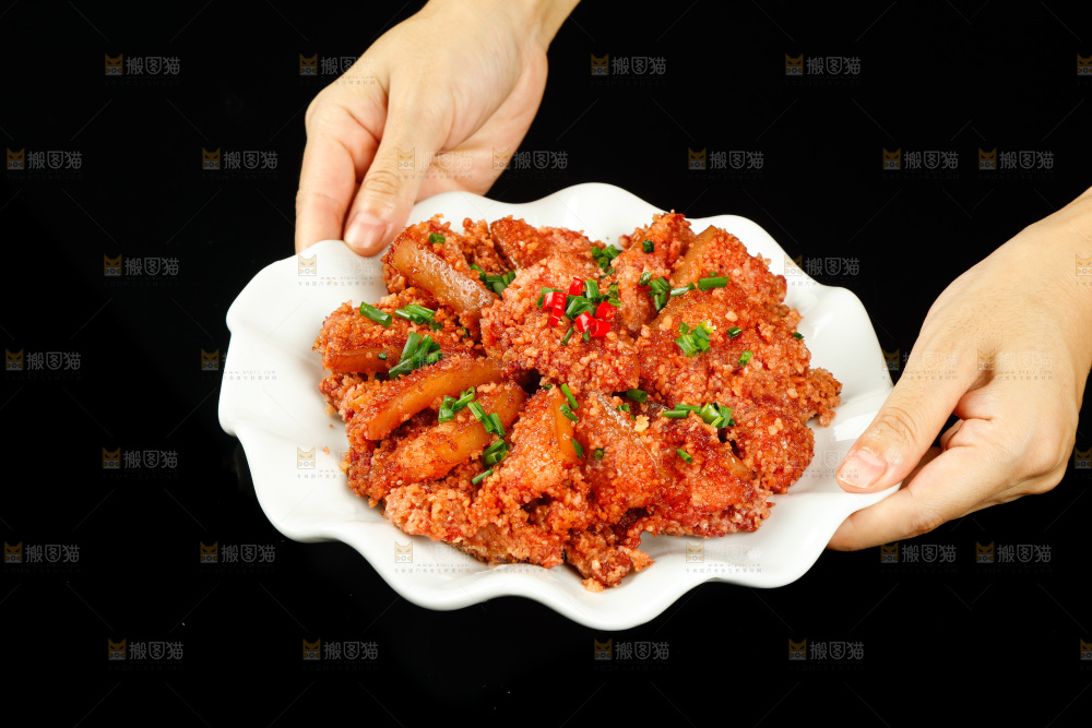 手里端着一盘蒸肉
