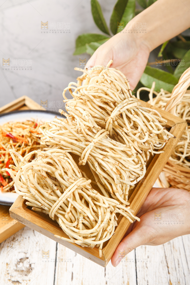 手里端着一盘折耳根
