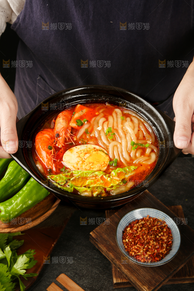 手里 端着酸辣土豆粉