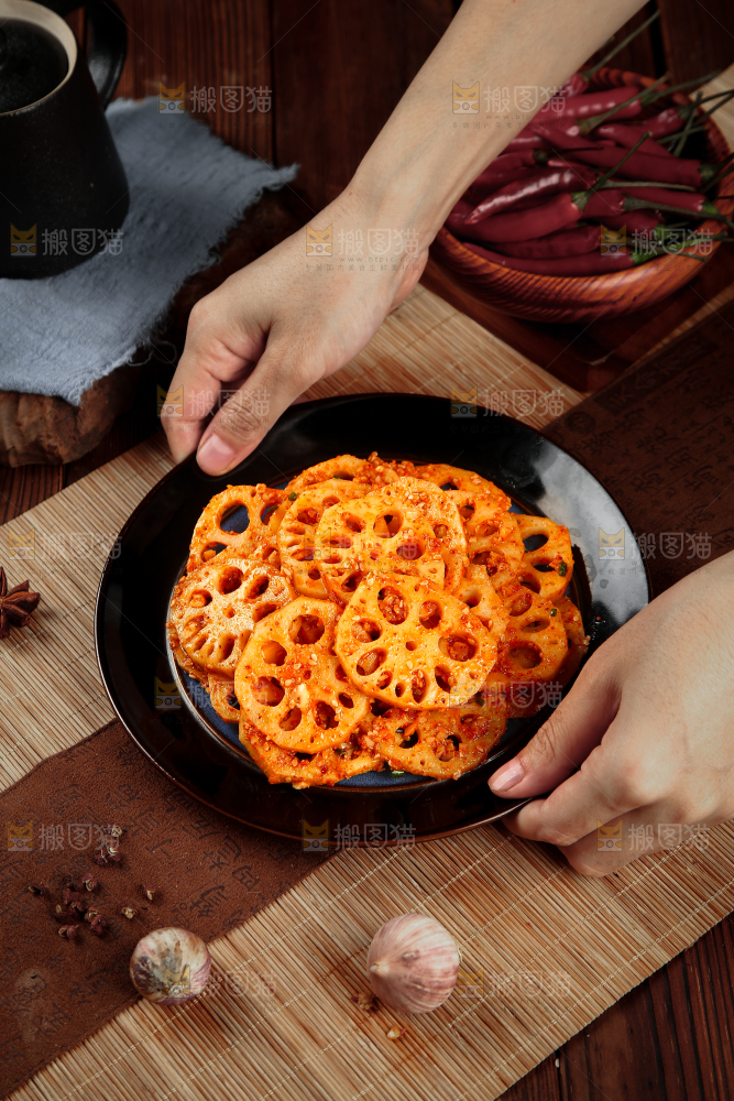 手里端着一盘酸辣藕片