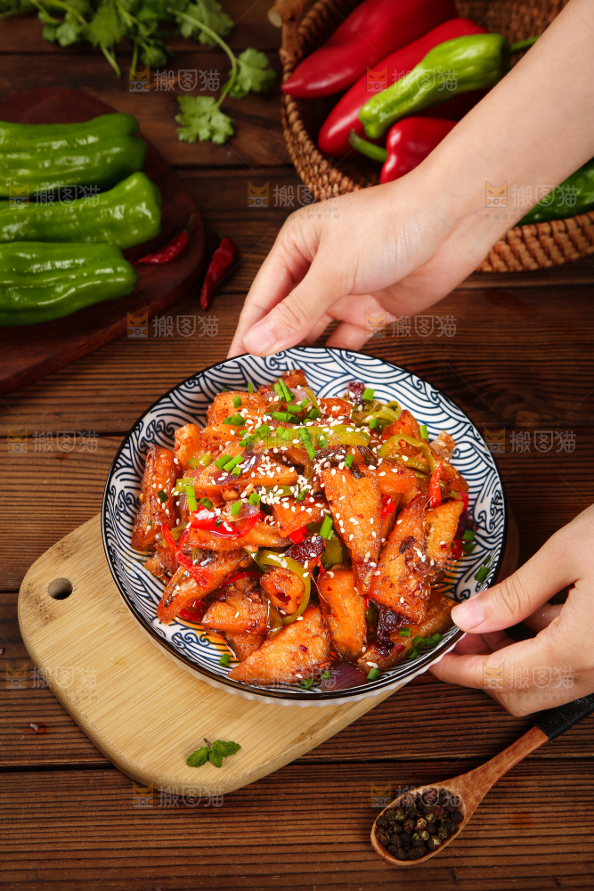 手里端着一盘香辣米豆腐