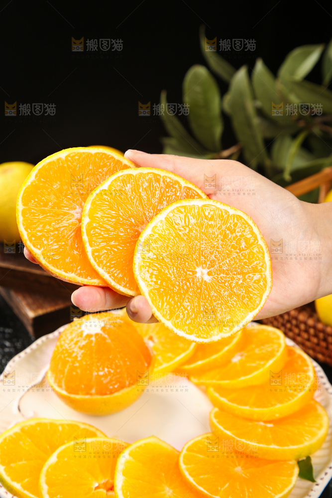 手里拿着爱媛38号果肉