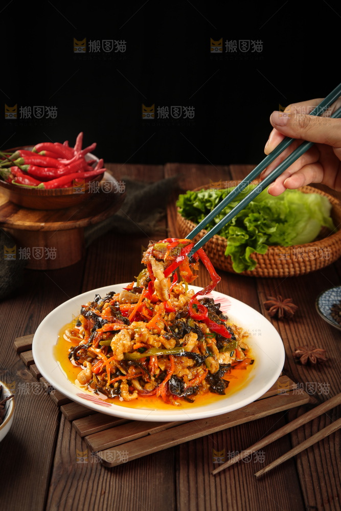 筷子上夹着肉丝