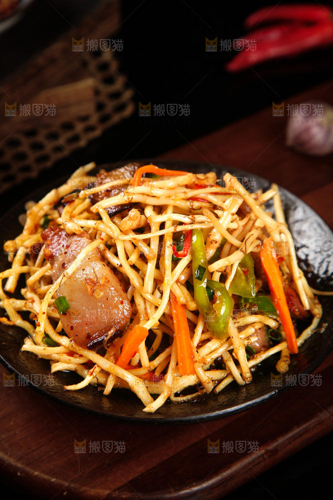 木板上放着鱼腥草炒腊肉