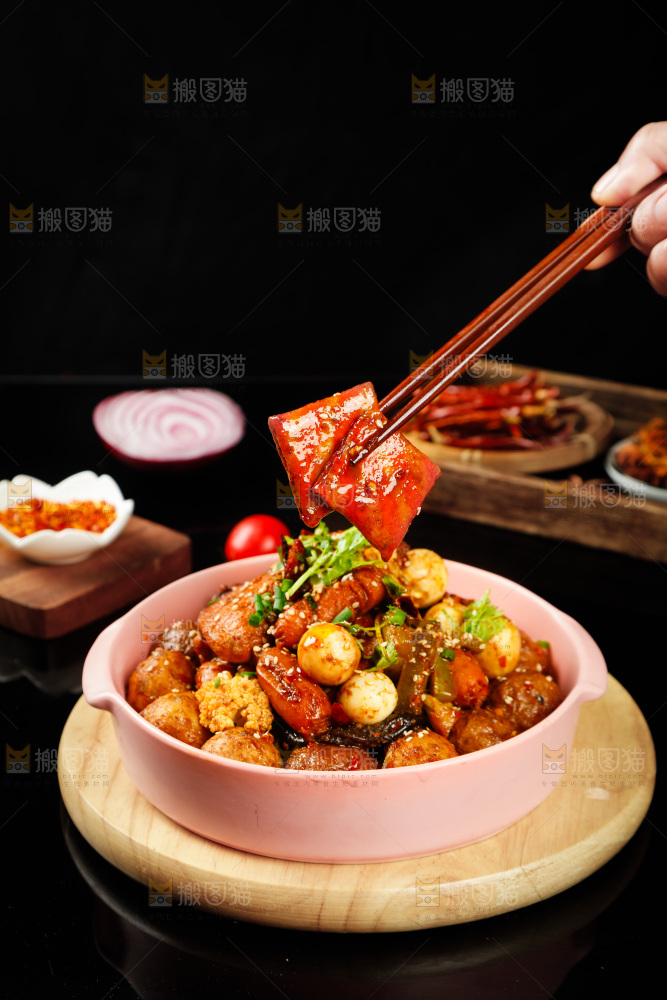 筷子上夹着豆干