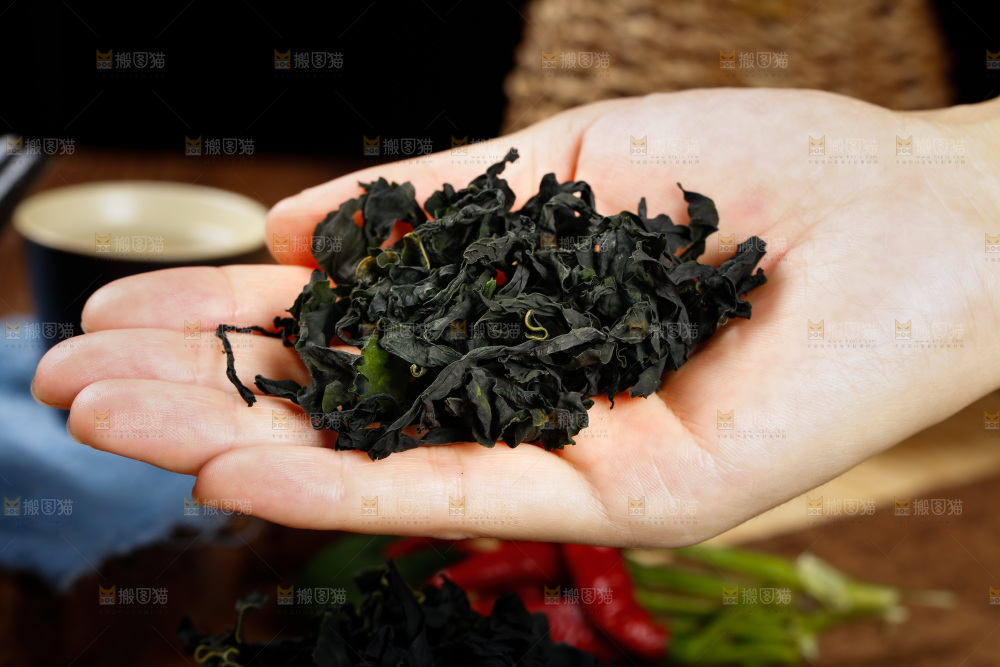 手里拿着裙带菜