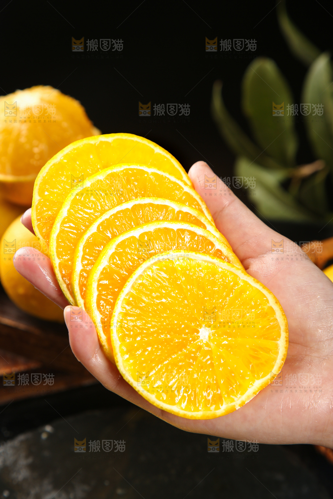 黑底上放着一盘爱媛果冻橙