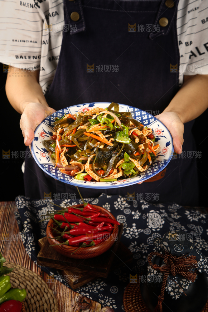 手里端着一盘爽口海带丝