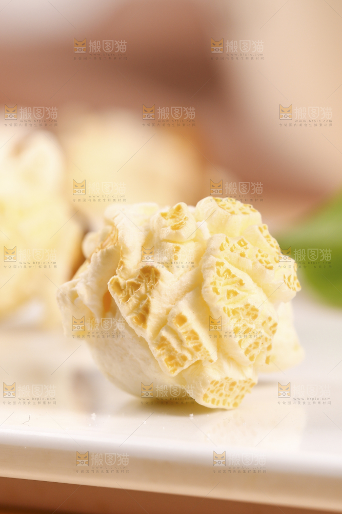 白底上的爆裂玉米花