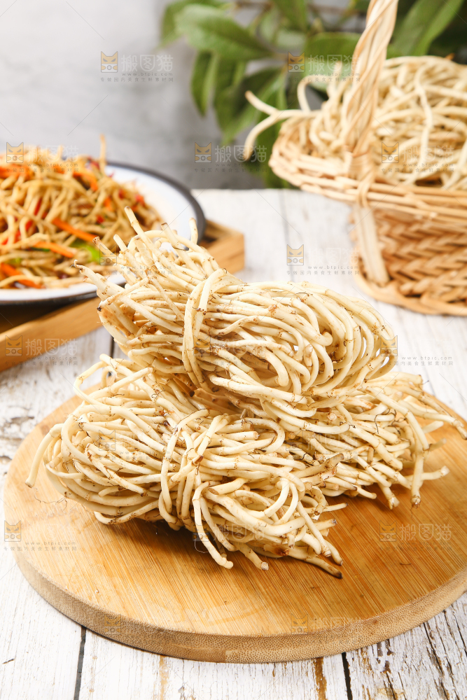 木板上放着一堆鲜嫩鱼腥草