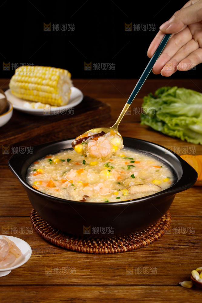 勺子上舀着鲜虾粥