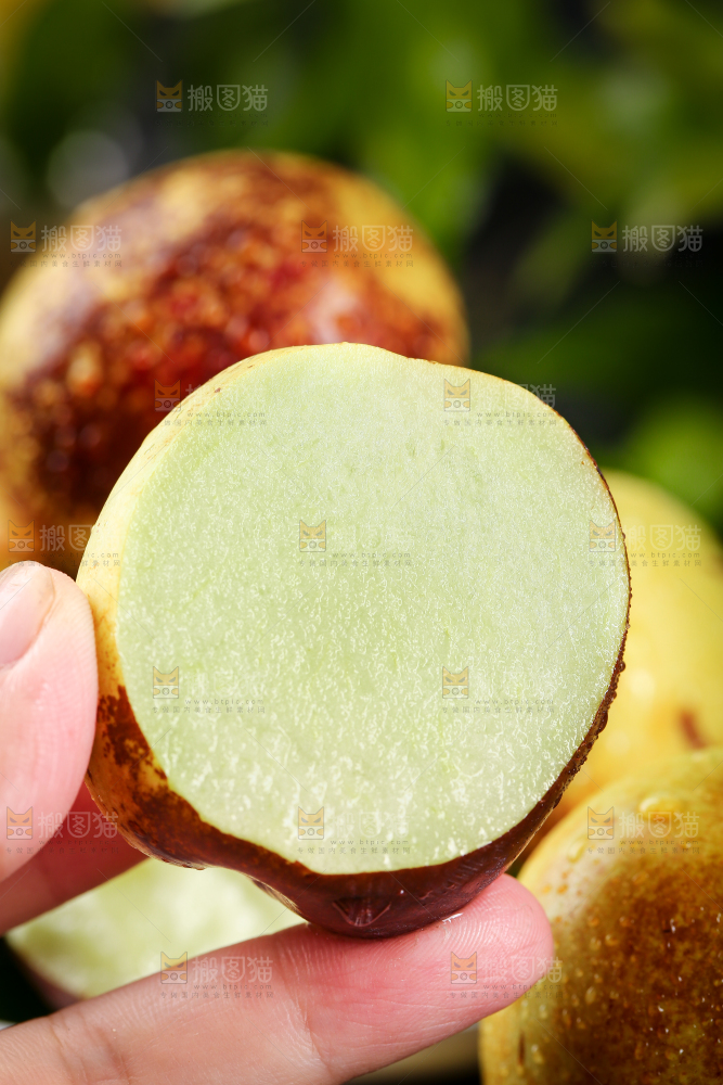 手里拿着冬枣