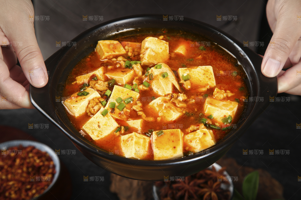 手里端着肉沫豆腐