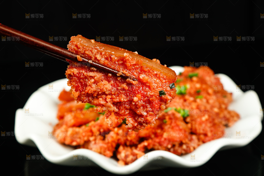 筷子上夹着蒸五花肉