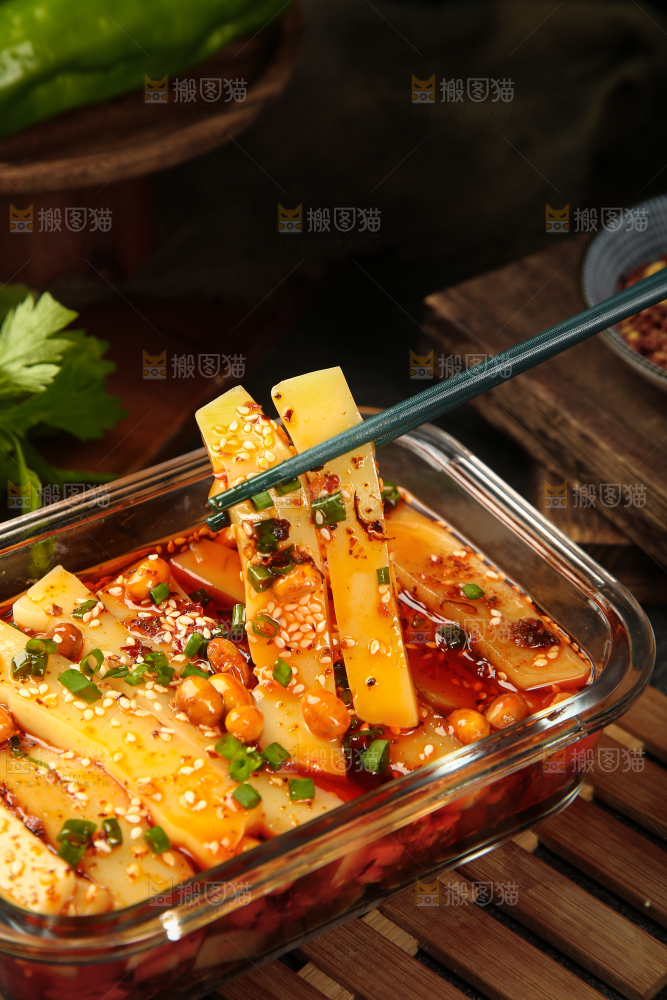 筷子上夹着米豆腐