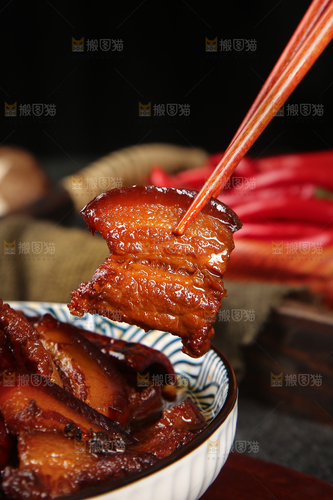 筷子上夹着一块秘制把子肉