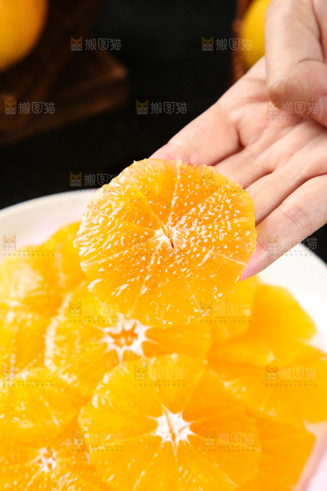 手里拿着橙子果肉