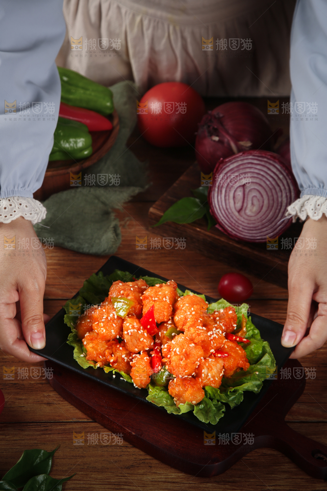 手里端着一盘糖醋咕噜肉