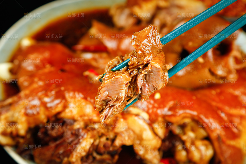 筷子上夹着酱香猪头肉