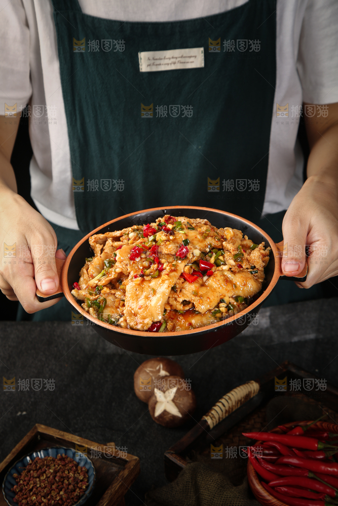 手里端着一盘香辣水煮肉片
