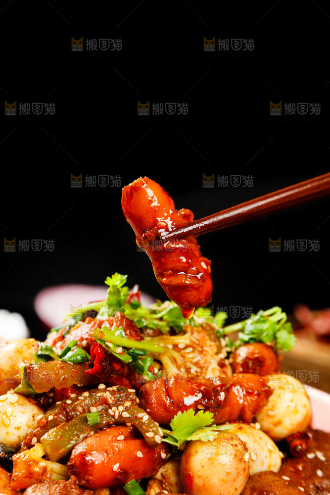 筷子上夹着火腿肠