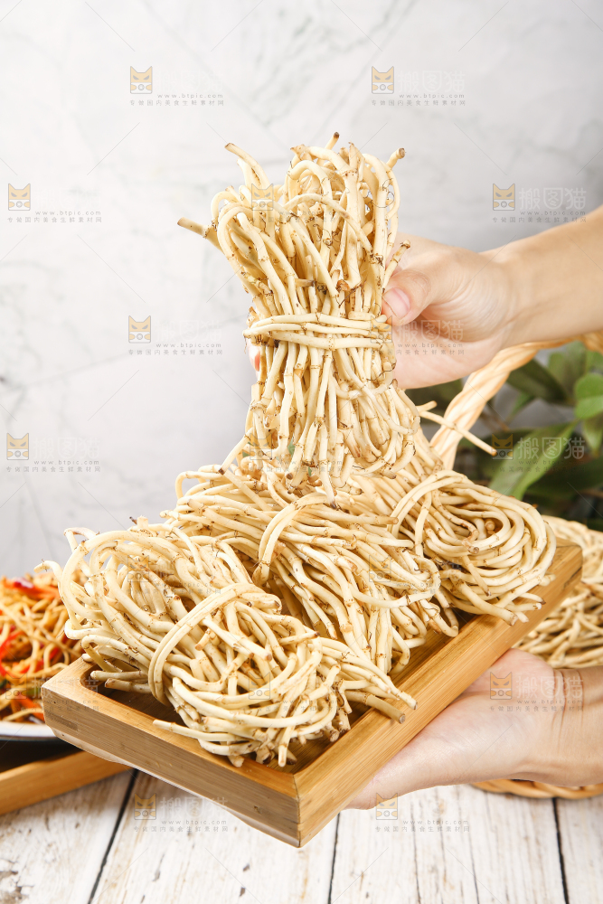 手里端着一盘折耳根