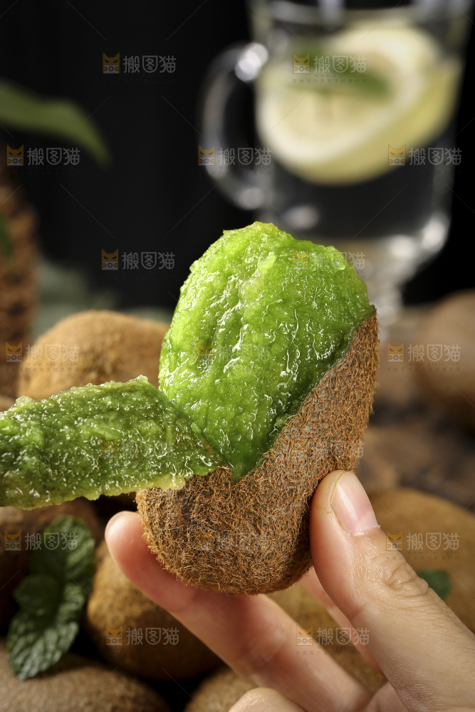 手里拿着撕开皮的猕猴桃