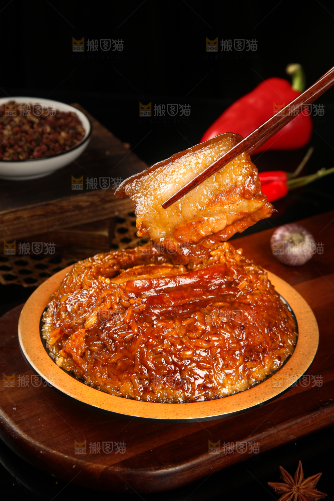 筷子上夹着肉