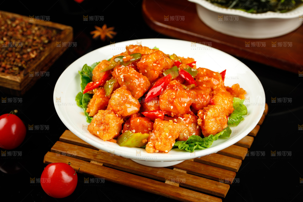 木垫上放着一盘咕咾肉