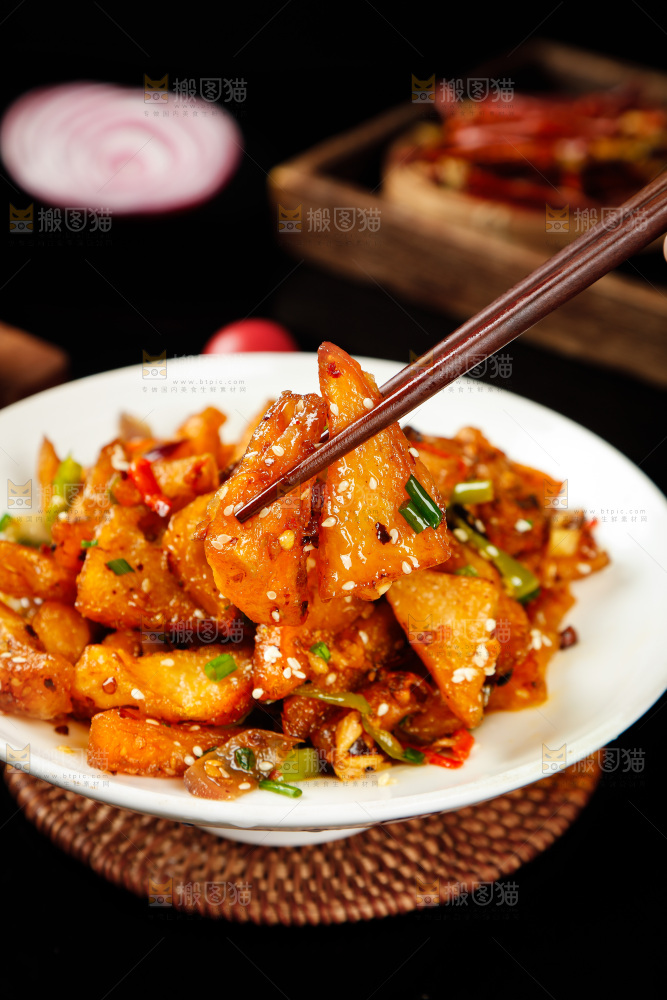 筷子上夹着米豆腐