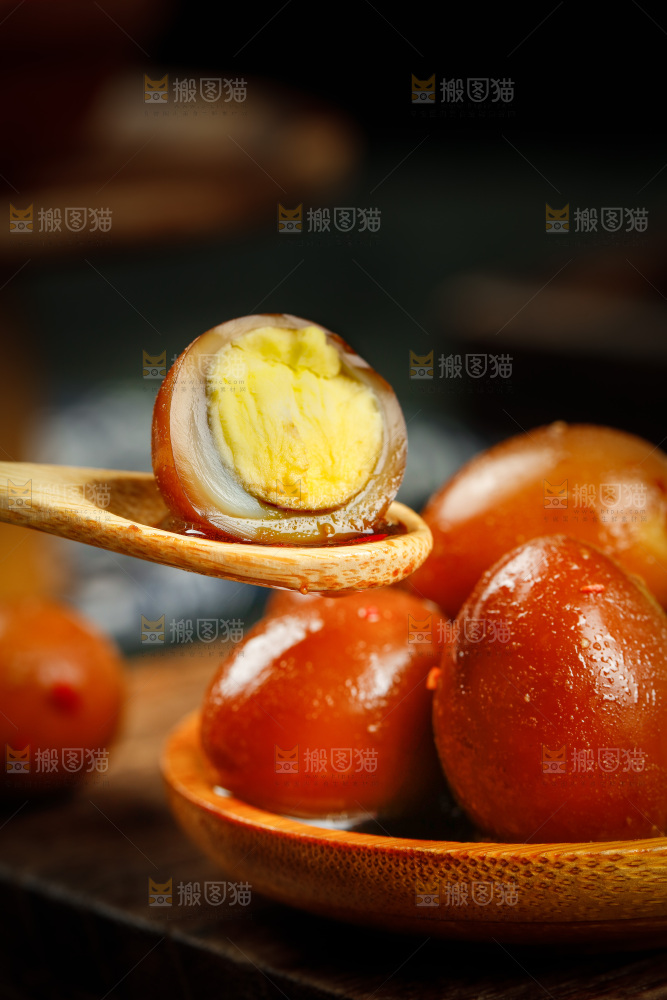 勺子上舀着卤鹌鹑蛋