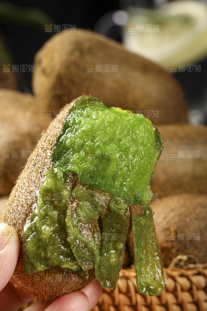 手里拿着撕开皮的猕猴桃