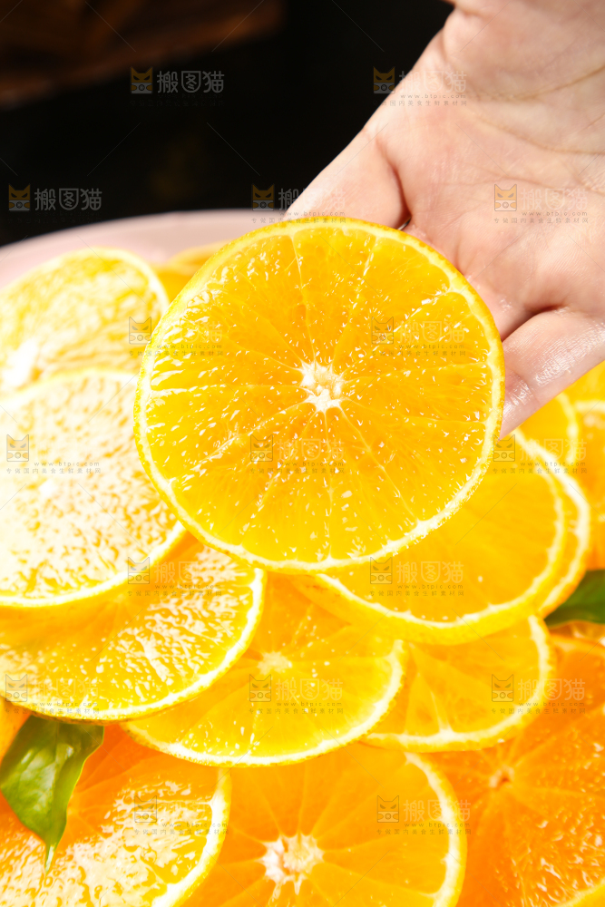 手里拿着爱媛38号果肉
