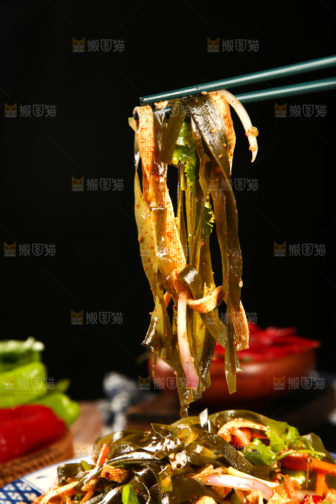 筷子上夹着海带丝拌豆皮