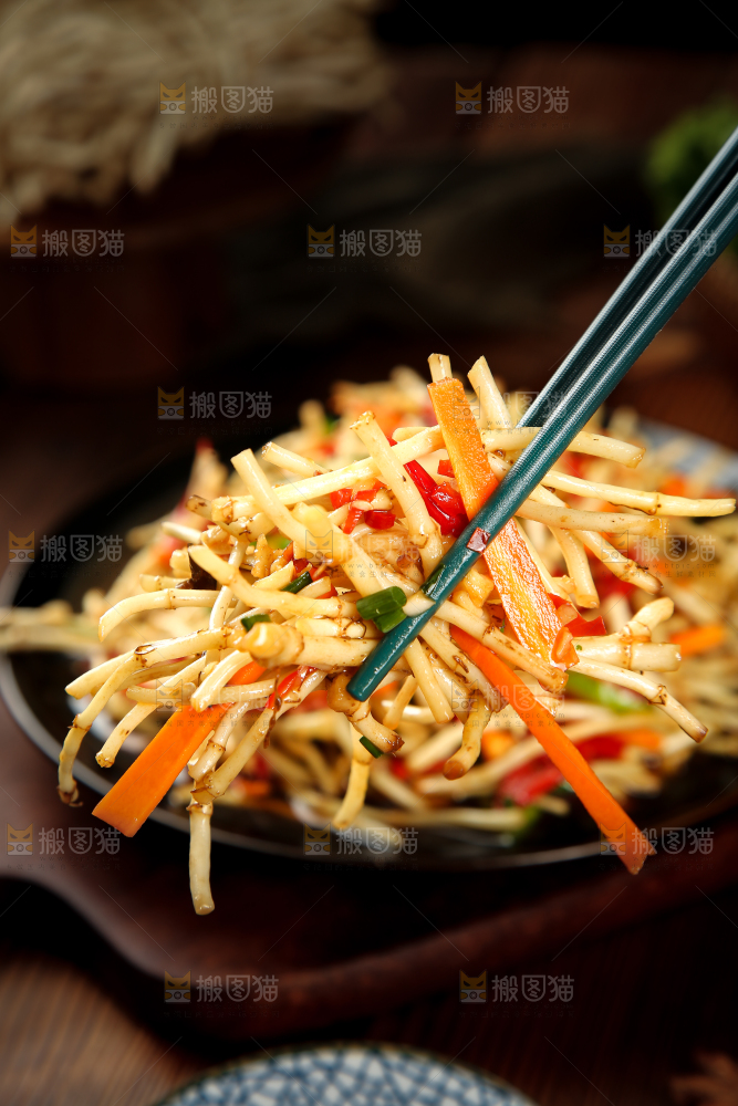 筷子上夹着凉拌鱼腥草