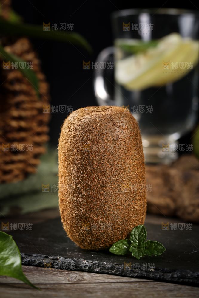 黑石板上的修文猕猴桃