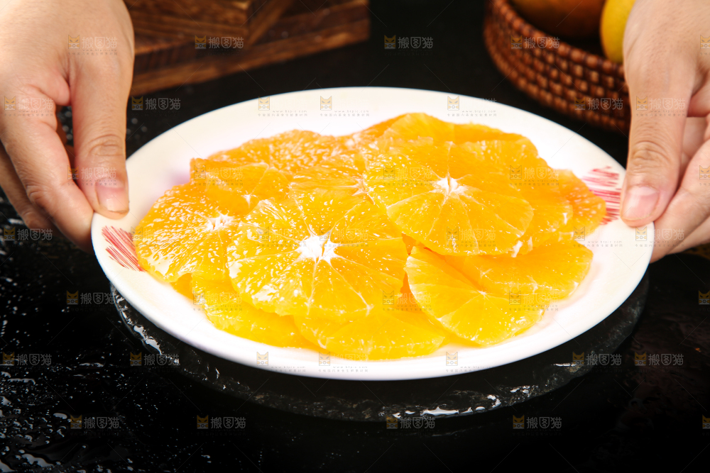 手里端着一盘果冻橙果肉