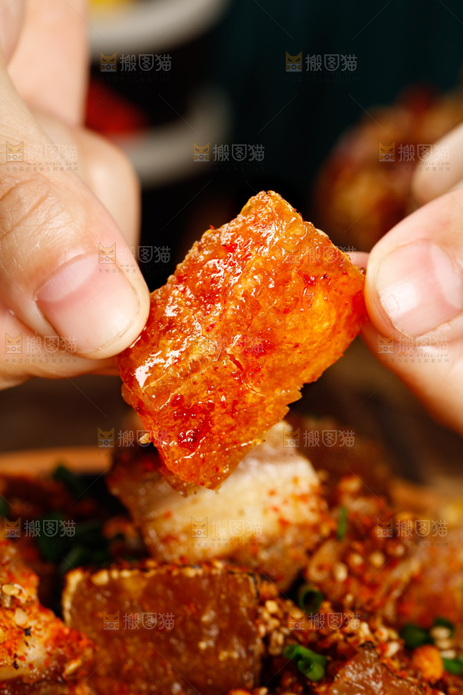 手里拿着烤五花肉