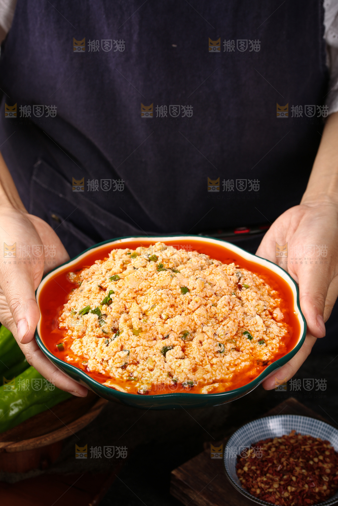 手里端着一盘凉拌豆腐