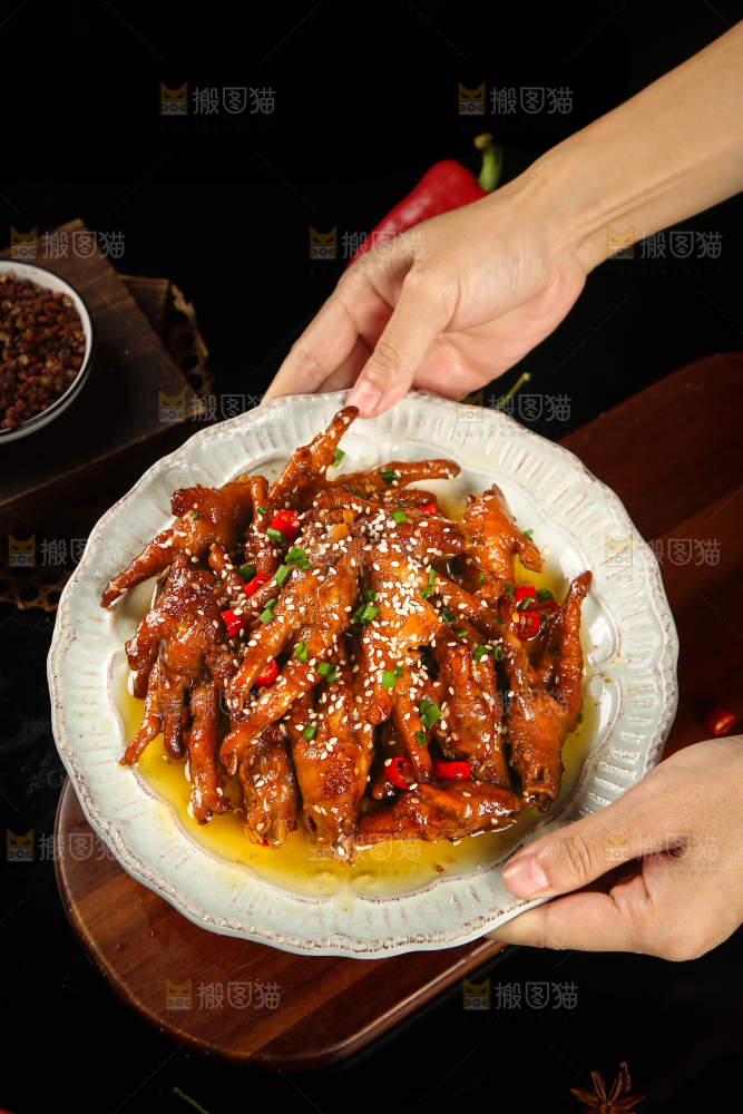 手里端着一盘红烧酱香鸡爪
