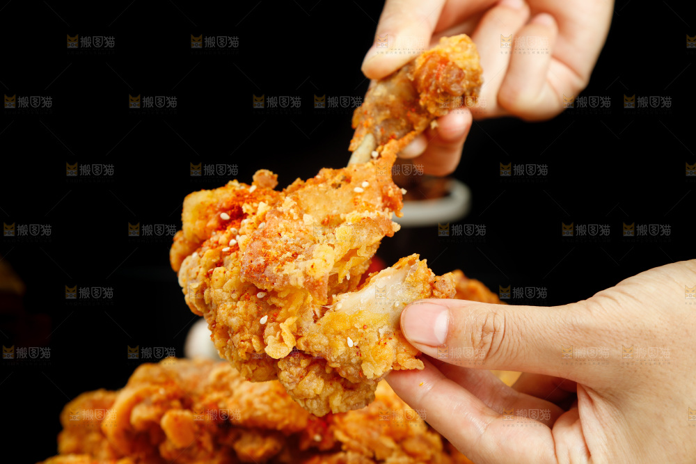 手里拿着炸鸡腿