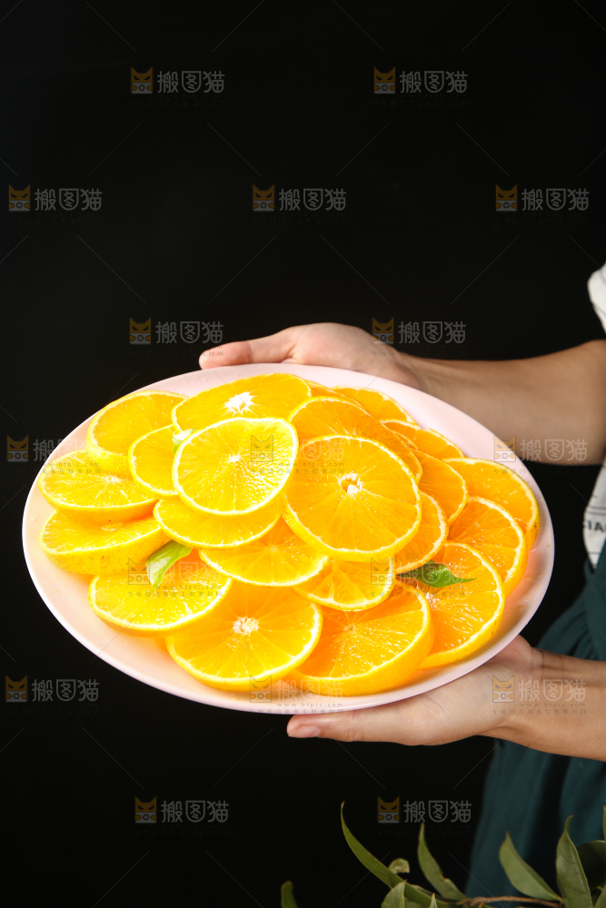 手里端着一盘爱媛果冻橙果肉