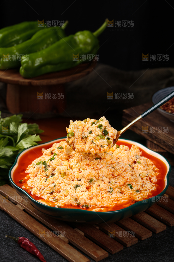 勺子上舀着香辣豆腐