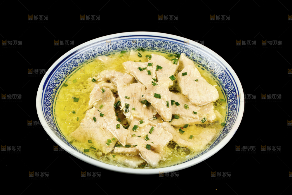一碗酸菜肉片汤摆放在黑底上