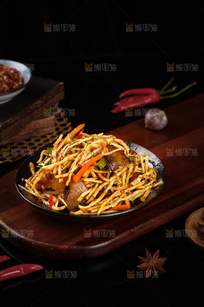 木板上放着鱼腥草炒腊肉