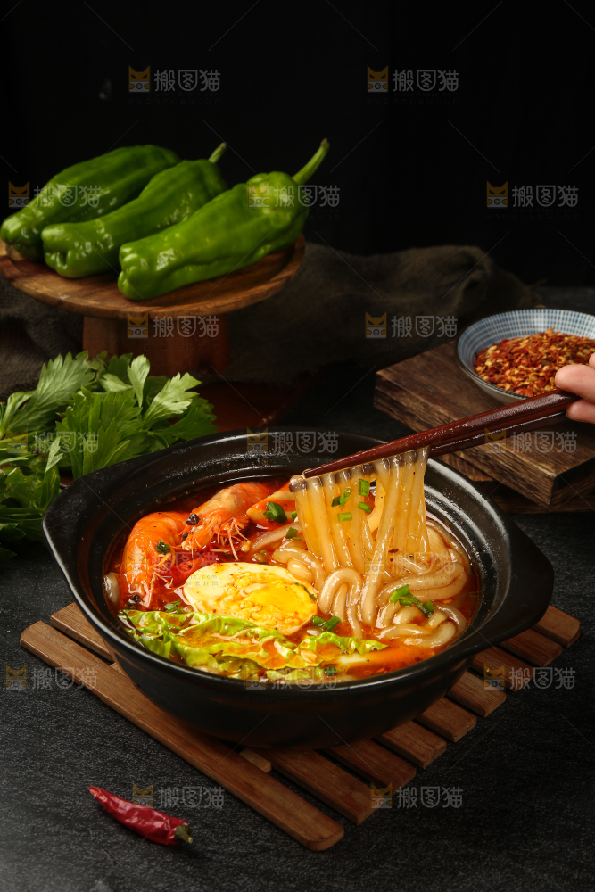 筷子上夹着土豆粉