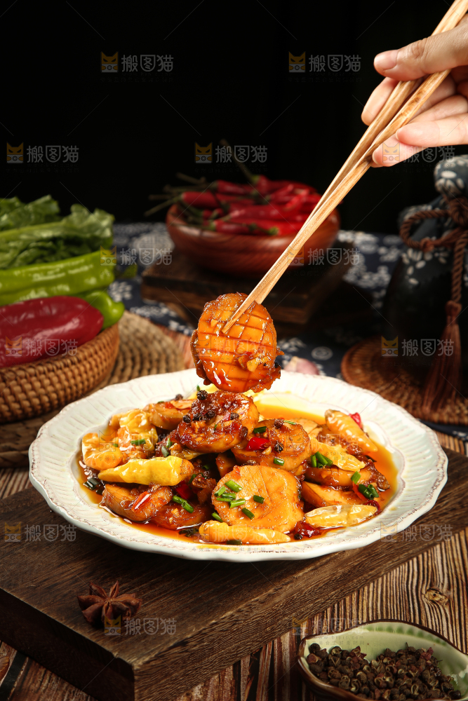 筷子上夹着蚝油素鲍鱼